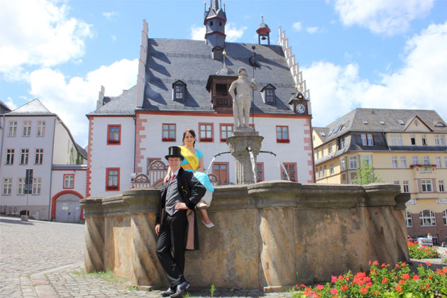 Das Thüringentag-Paar des 15. Thüringentages in Pößneck (vom 26. bis 28. Juni 2015) vor dem Rathaus.