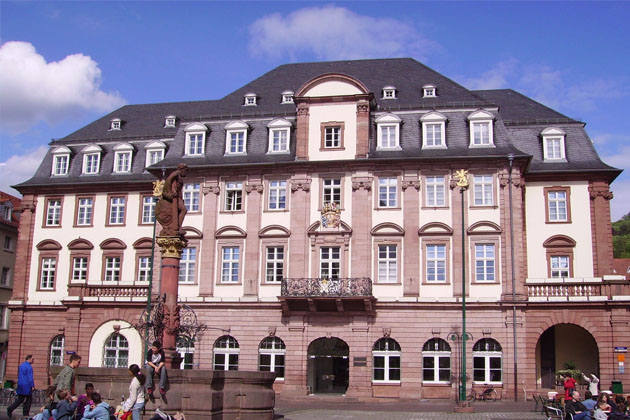 Das historische Rathaus mit dem Herkulesbrunnen in Heidelberg