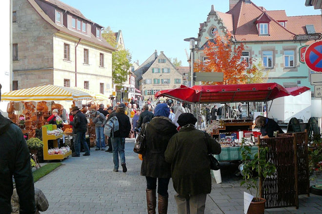 Der traditionelle Herbstmarkt in Zirndorf verbindet entspanntes Sonntags-Shopping mit einem vielseitigen Rahmenprogramm für die ganze Familie.