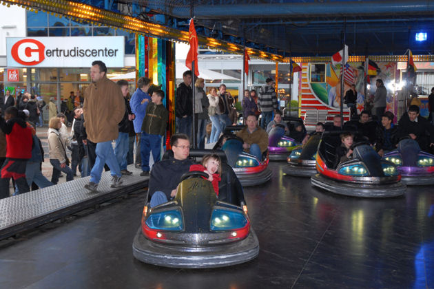 Die zahlreichen Fahrgeschäfte, Imbissbuden und Spielgeräte bietenzur Gertrudiskirmes in Wattenscheid vom 15. bis 23.03.2014 ein abwechslungsreiches Programm auf mehreren zentralen Schauplätzen.