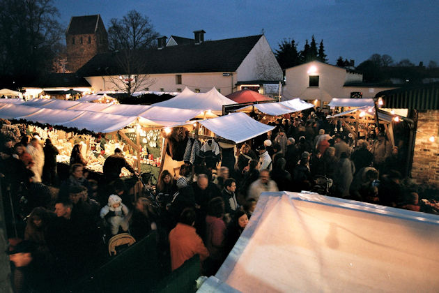 Panoramablick über den Weihnachtsmarkt auf Lehmanns Bauernhof