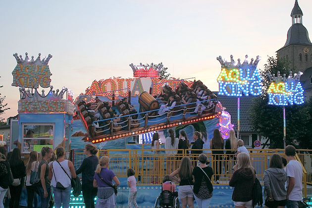 Auch das Fahrgeschäft Aqua King sorgt beim Stadtfest in Cottbus für gute Laune.