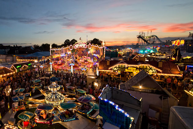 Eine sehr erfolgreiche Cranger Kirmes geht mit einem verregnetem Tag zu Ende. Insgesamt werden bis heute Abend rund 3,9 Millionen Besucher das Größte Volksfest in NRW und das größte nach dem Oktoberfest besucht haben.