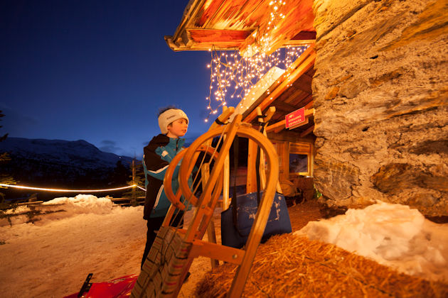 Nach dem Besuch des Marteller Weihnachtsmarkts auf der Enzianalm im Vinschgau geht´s per Schlitten zurück ins Tal.