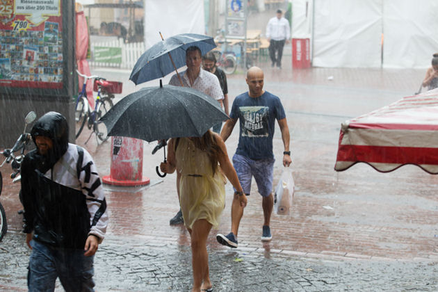 Rund 400.000 Besucher kamen trotz Regenschauern und WM-Spielen auf das Straßenfest altonale.