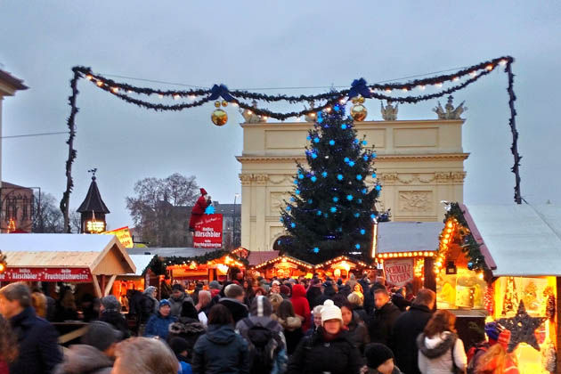 Blauer Lichterglanz auch in der Brandenburger Straße in Potsdam mit dem über 12 Meter hohen Weihnachtsbaum.