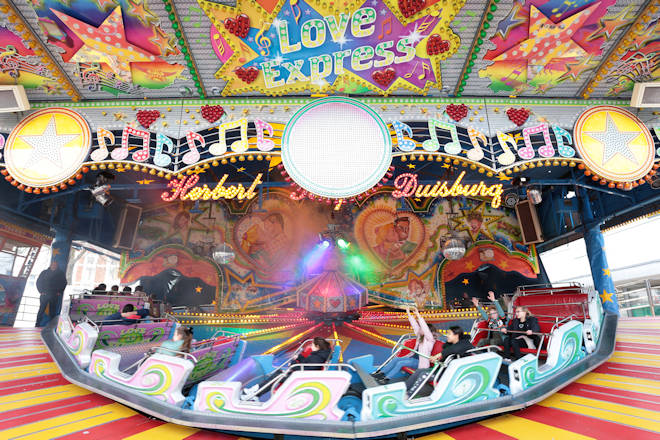Auf der Herbstkirmes Wattenscheid geht es rund, wie hier im Love Express.