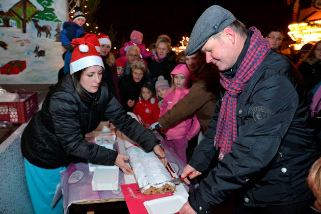 Der Stollenanschnitt ist fester Bestandteil beim Heele-Christ-Markt In Bernburg.