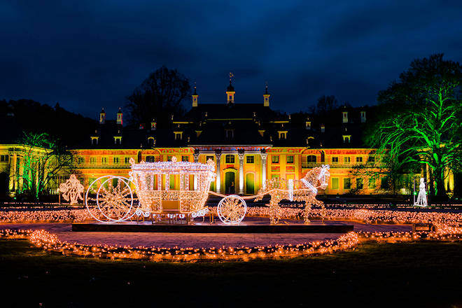 Letzte Chance auf einen romantischen Spaziergang durch den einzigartig illuminierten Rundweg im Schloss & Park Pillnitz.