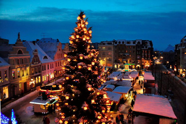 Der Cottbuser Weihnachtsmarkt der 1000 Sterne öffnet vom 26.11. bis zum 23.12.2018.