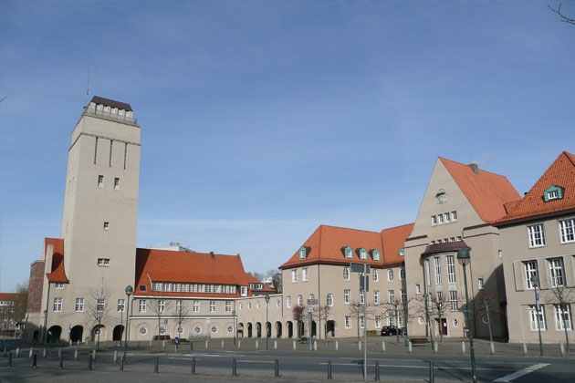 Der Wasserturm und das Rathaus in der kreisfreien Stadt Delmenhorst