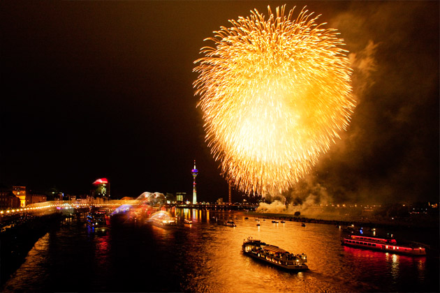 Ein Höhepunkt des Japantages in Düsseldorf am 17.05.2014 ist das große japanische Feuerwerk am Himmel über dem Rhein, das Live im Fernsehen übertragen wird.