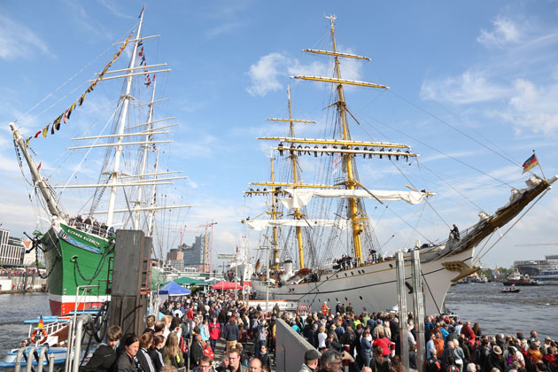 Segelschiffe und Besucher zum Hafengeburtstag in Hamburg