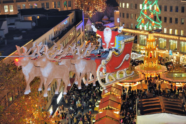 Der Fliegende Weihnachtsmann auf dem Weihnachtsmarkt in Bochum