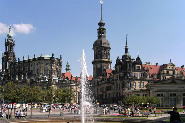 Dresden ist bekannt für seine vielen Sehenswürdigkeiten. Hier ein Blick vom Eingang des Zwingers auf die Hofkirche (links) und das Residenzschloss (rechts). 