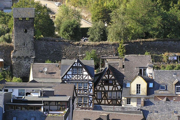 Fachwerkhäuser und die Stadtmauer mit Wehrtürmen in Cochem an der Mosel