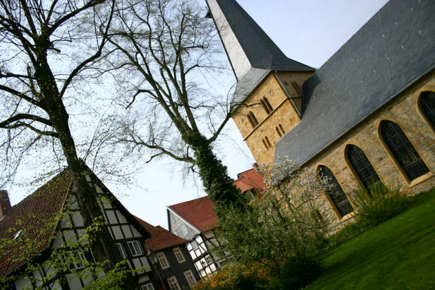 Alter Kirchplatz mit Apostelkirche in Gütersloh