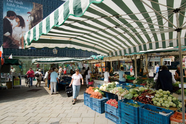 Marktstände auf dem Berliner Platz in Gütersloh