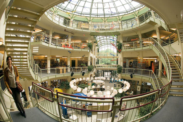 Innenansicht der Stadtbibliothek Gütersloh