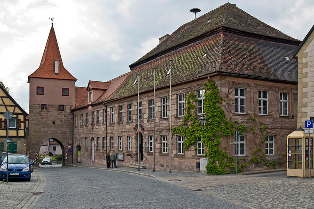 Blick auf das Rathaus und das Obere Tor in Abenberg