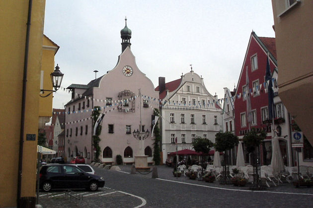 Blick auf den Stadtplatz Abensberg mit Rathaus.