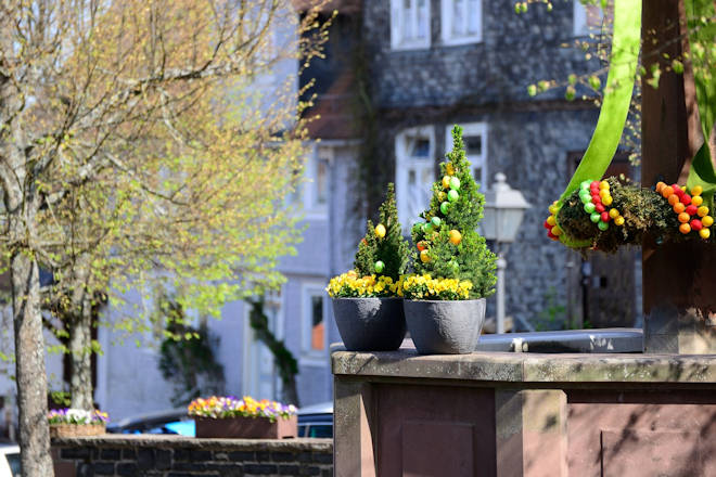 Osterbrunnen im Stadtzentrum von Amöneburg