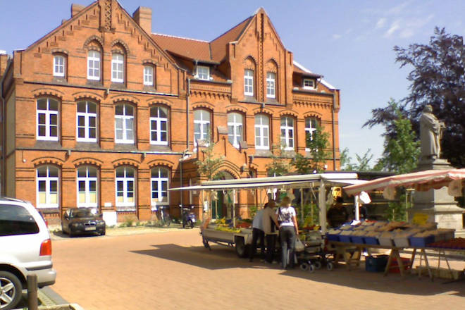 Kirchplatz Elze mit ehemaliger Schule und Wochenmarkt