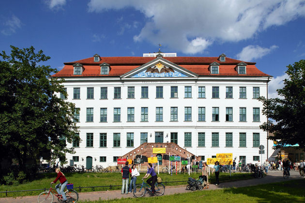 Die Franckeschen Stiftungen in Halle (Saale) sind das längste Fachwerk-Ensemble in Europa. Die Kulissenbibliothek verfügt über ca. 50.000 Bücher zu allen Gebieten des Wissens, vor allem zur Kirchen- und Bildungsgeschichte der Früh