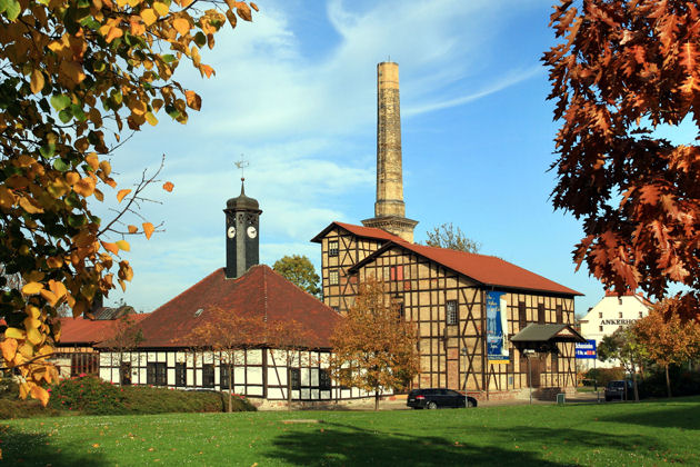 Im Technischen Halloren- und Salinemuseum in Halle (Saale) wird die Siedesalzgewinnung als einst bedeutendster Gewerbezweig der Saalestadt umfassend dokumentiert. Für touristische Zwecke produzieren die Halloren auch heute noch Siedesalz aus Halle.