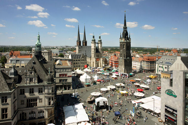Der Marktplatz von Halle (Saale). Zu sehen sind die vier Türme der Marktkirche und der mehr als 84 Meter hohe und über 500 Jahre alte Rote Turm. Diese außergewöhnliche Silhouette brachte Halle auch den Namen 
