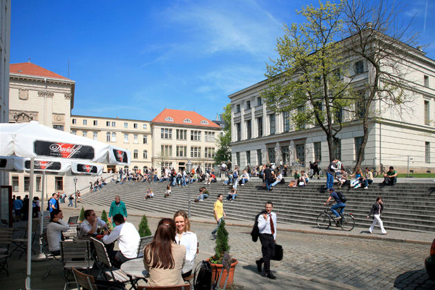Sicht auf das Löwengebäude und den Campus der 1502 gegründeten Martin-Luther-Universität Halle-Wittenberg. Studenten nutzen die große Freitreppe auf dem Universitätsplatz Halle gerne zum Entspannen zwischen den Vorlesungen.