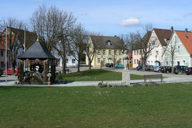Marienplatz mit Ziehbrunnen und Marienstatue in Hollfeld