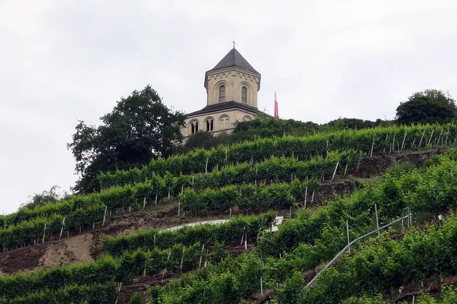 Matthiaskapelle auf einem Bergsporn oberhalb des Ortsteils Kobern