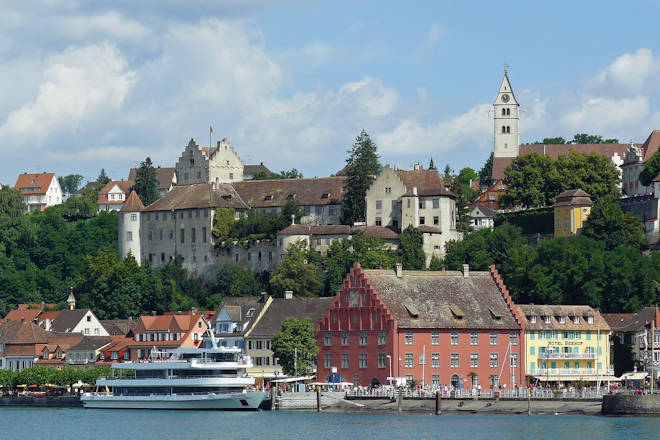 Blick auf Meersburg vom Bodensee aus.