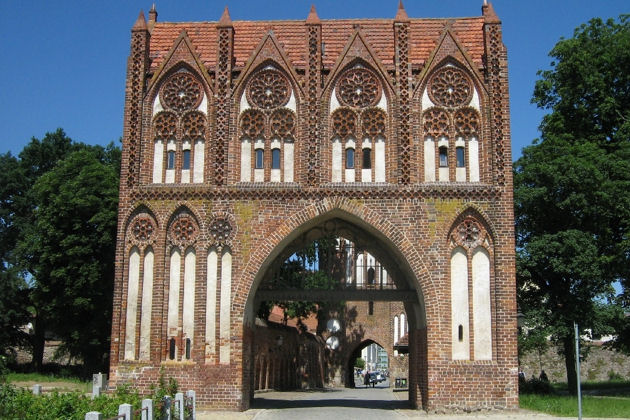 Blick auf das Stargarder Tor in Neubrandenburg