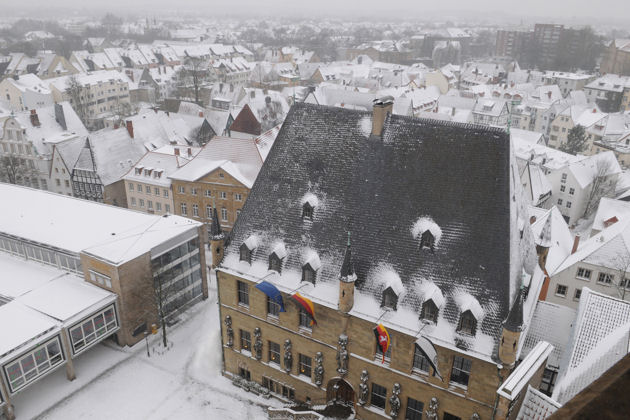 Blick vom Marienkirchturm auf das Osnabrücker Rathaus im Winter