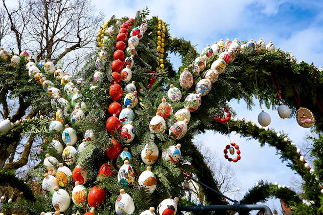 Jedes Jahr aufs neue begeistert der Osterbrunnen am Marktplatz von Heiligenstadt i.OFr. die Besucher aus Nah und Fern.