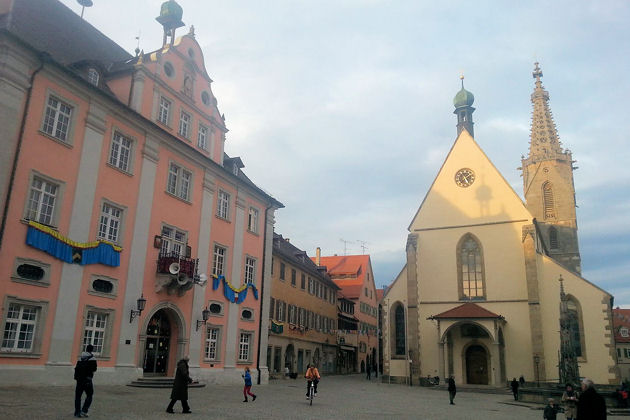Blick auf den Marktplatz von Rottenburg am Neckar mit Rathaus und Dom