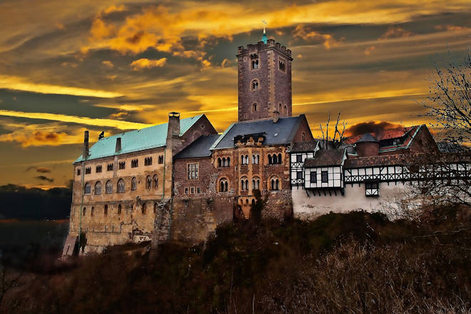 Die Wartburg thront über der Stadt Eisenach am nordwestlichen Ende des Thüringer Waldes.