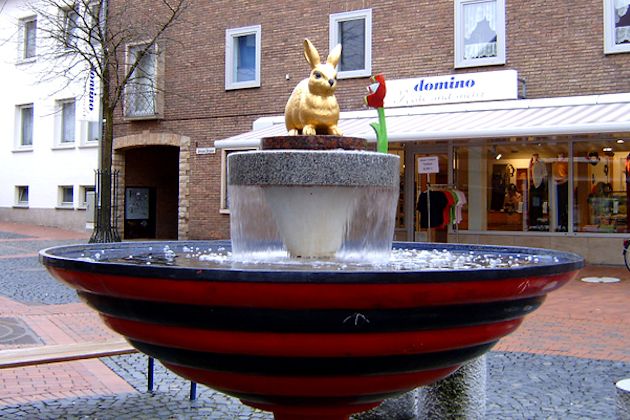 Brunnen mit dem goldenen Hasen im Ortskern von Westerkappeln