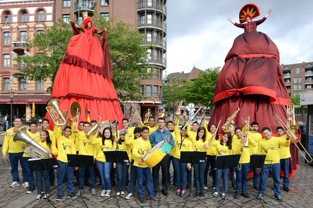 Eine stürmische Begrüßung bereitete Hamburg den Altonias und dem Orchester Pindoterama aus Brasilien beim Fotoshooting am Fischmarkt vor ein paar Tagen.