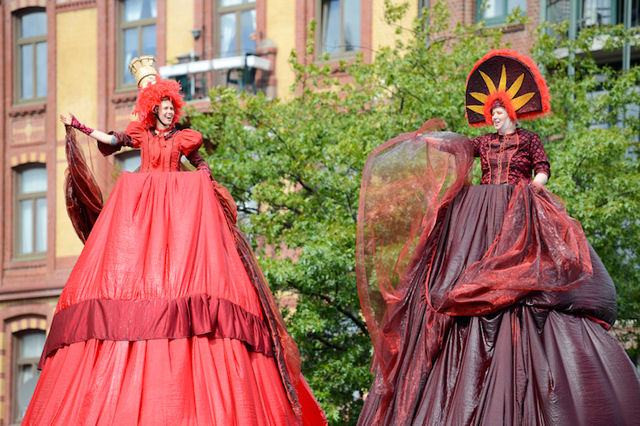 Die Altonias - zwei über 5 Meter hohe Großfiguren - entstanden pünktlich zum Stadtjubiläum. Mit ihren eindrucksvollen Stimmen werden sie beiden Paraden am Samstag und Sonntag voranschreiten.