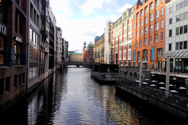 Blick auf die kleine Alster von der Schleusenbrücke in Hamburg Mitte