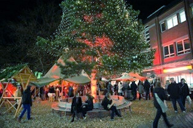 Hamburg Niendorf: Nordischer Weihnachtsmarkt am Tibarg ist Hamburgs einziger Weihnachtsmarkt mit einer »lebenden« Tanne!