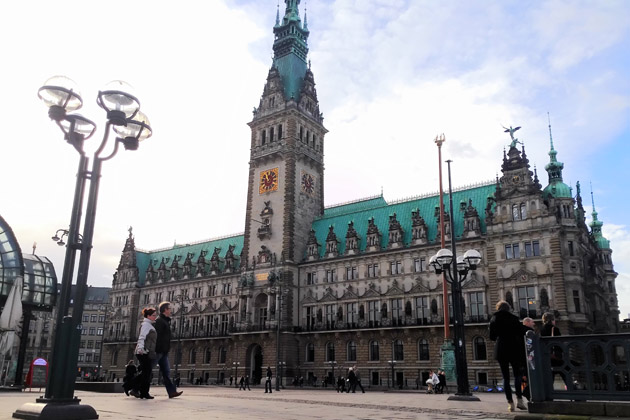 Das Hamburger Rathaus auf dem Rathausmarkt in Hamburg Mitte