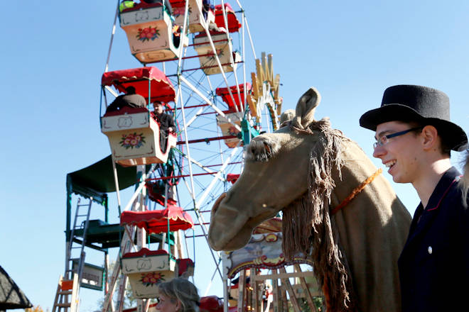 Riesenrad, Kamel und gute Laune beim Historischen Jahrmarkt im Freilichtmuseum Kiekeberg