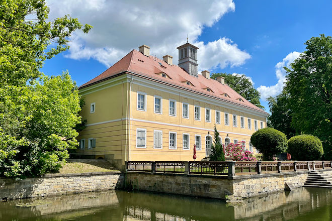 Romantische Kulisse für den großen Tag: Das Jagdschloss Graupa lädt am 12. April 2026 zum feierlichen Hochzeitsmarkt in die Richard-Wagner-Stätten ein.