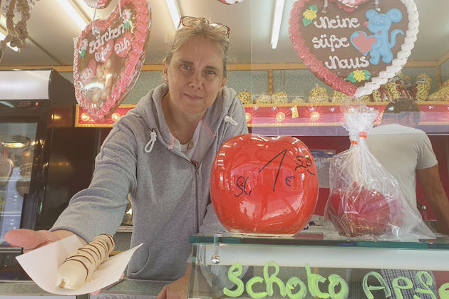 Stefanie Bonrath und ihre Familie haben sich auf Süßwaren spezialisiert. Wer naschen will, findet die Familie Bonrath nun auch auf dem Schaustellermarkt in Wattenscheid.