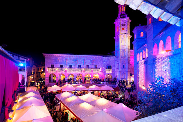Lichterglanz beim Weihnachtsmarkt im Pueblo Español, einem Freilichtmuseum in Palma de Mallorca.