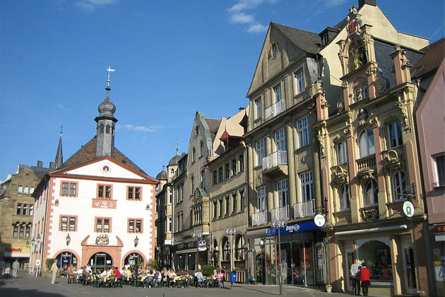 Der Marktplatz mit dem alten Rathaus in Bad Kissingen